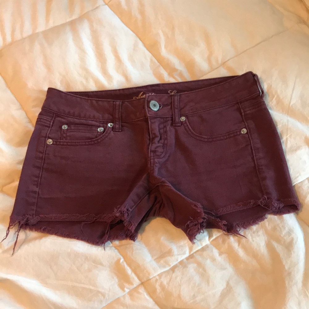 Women’s American Eagle maroon destroyed shorts!